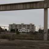 All'esterno, tra il pattume imperante, alziamo lo sguardo e scorgiamo in lontananza i palazzi pi� periferici di Santo Spirito, laddove "c'� vita"